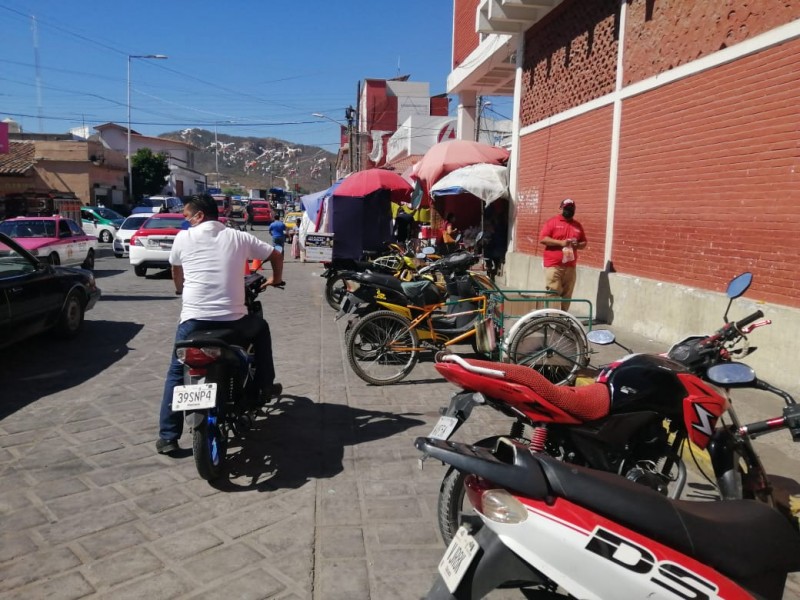 Motociclistas invaden accesos del mercado Jesús Carranza, denuncian comerciantes