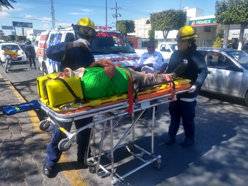 Motociclista atropella a peatón en avenida Independencia