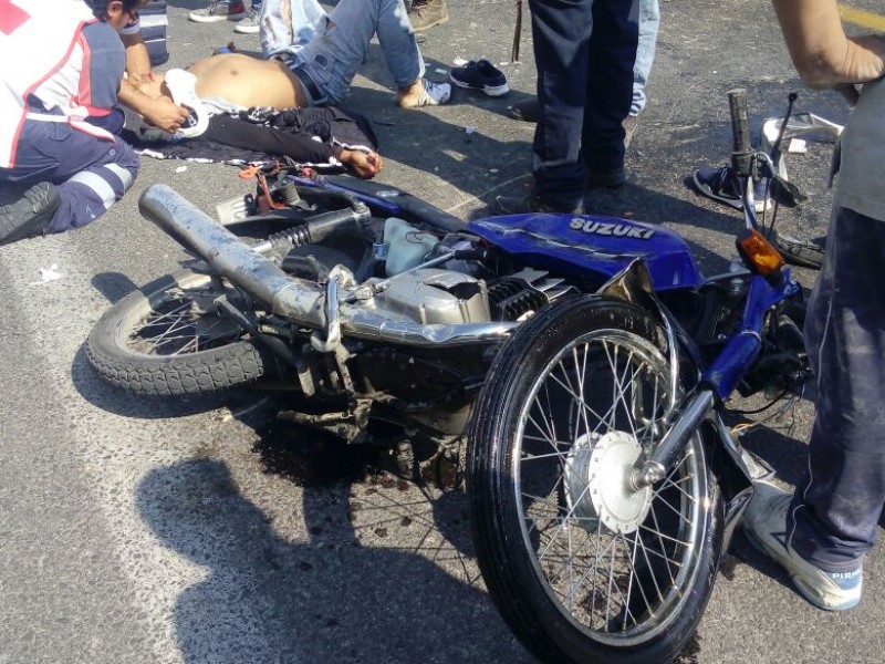 Motociclista choca contra auto parado