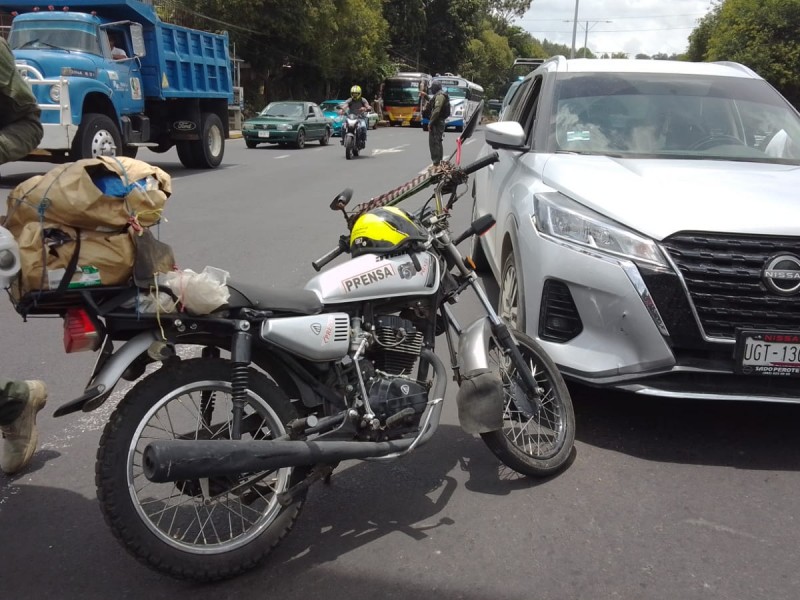 Motociclista choca contra camioneta en bulevar de Banderilla