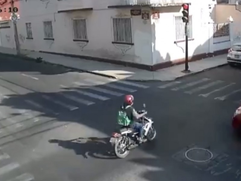 Motociclista choca contra particular y fallece