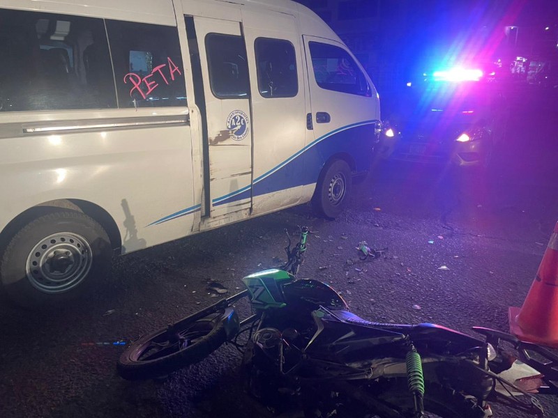 Motociclista choca contra urvan de Las Dos Costas y resulta herido Motociclista choca contra urvan de Las Dos Costas y resulta herido