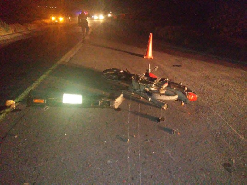 Motociclista choca de frente contra auto