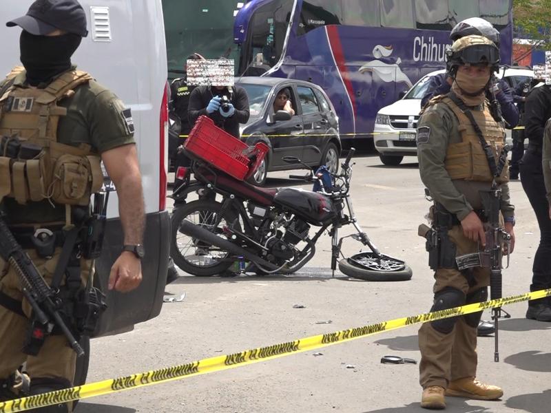 Motociclista de 23 años sufre fractura tras choque contra poste.