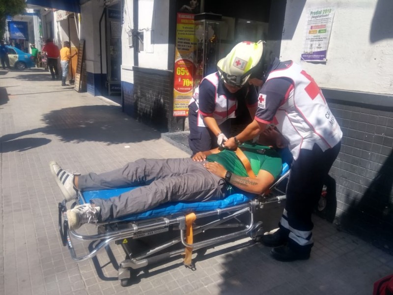 Motociclista derrapa y resulta lesionado en avenida independencia