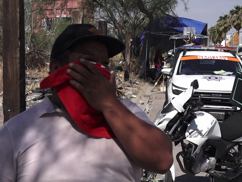 Motociclista enojado destroza su unidad