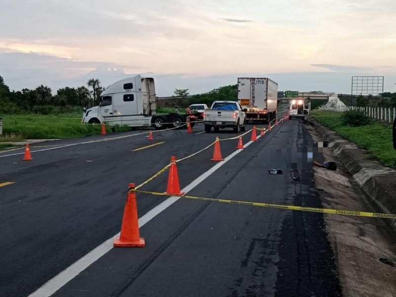 Motociclista es arrollado por trailer en la autopista Tepic-Mazatlán