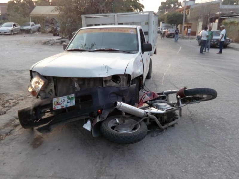 Motociclista es arrollado, queda gravemente herido