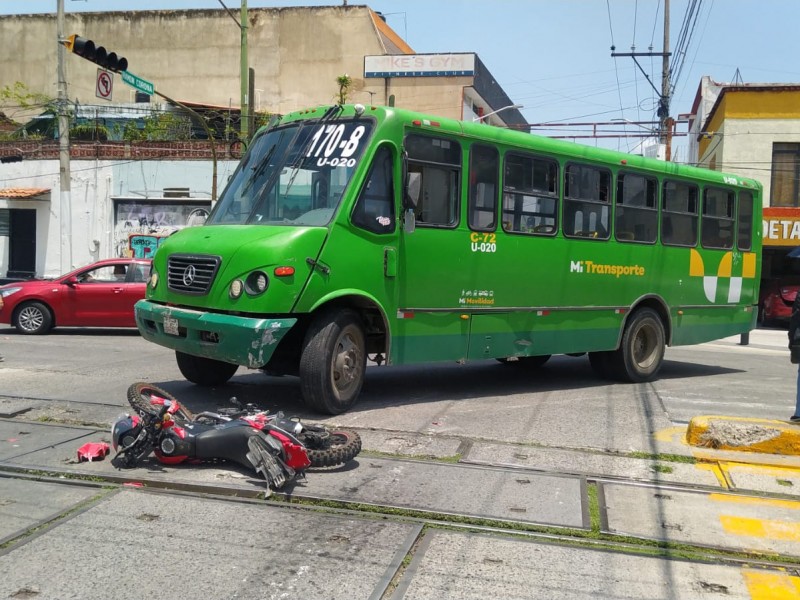 Motociclista fue atropellado por urbano en Atemajac
