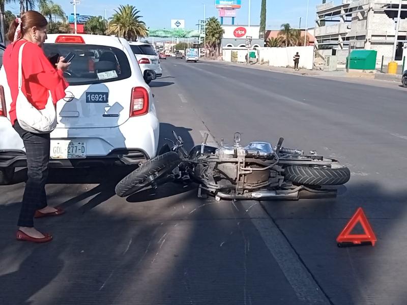 Motociclista grave tras choque en bulevar Dolores del Río.