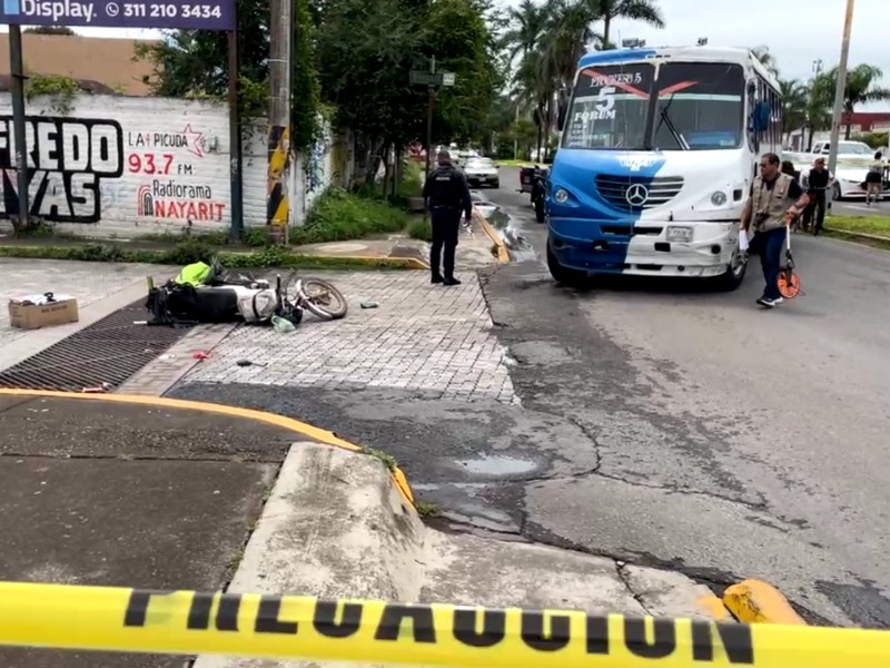 Motociclista gravemente lesionado tras chocar con camión den transporte público