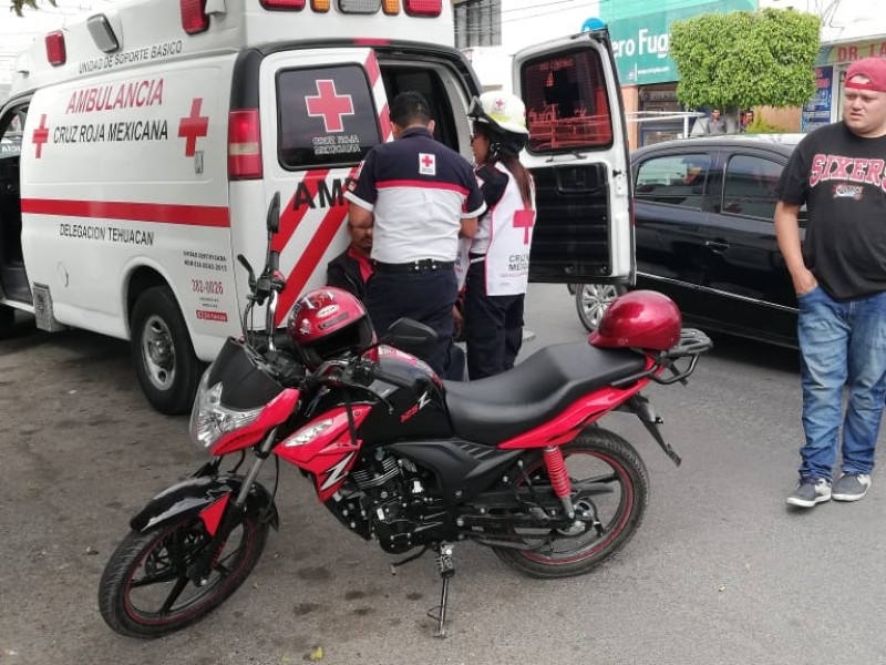 Motociclista impacta a ciclista en la S Mont