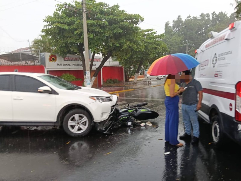 Motociclista lesionada al ser embestida por camioneta blanca