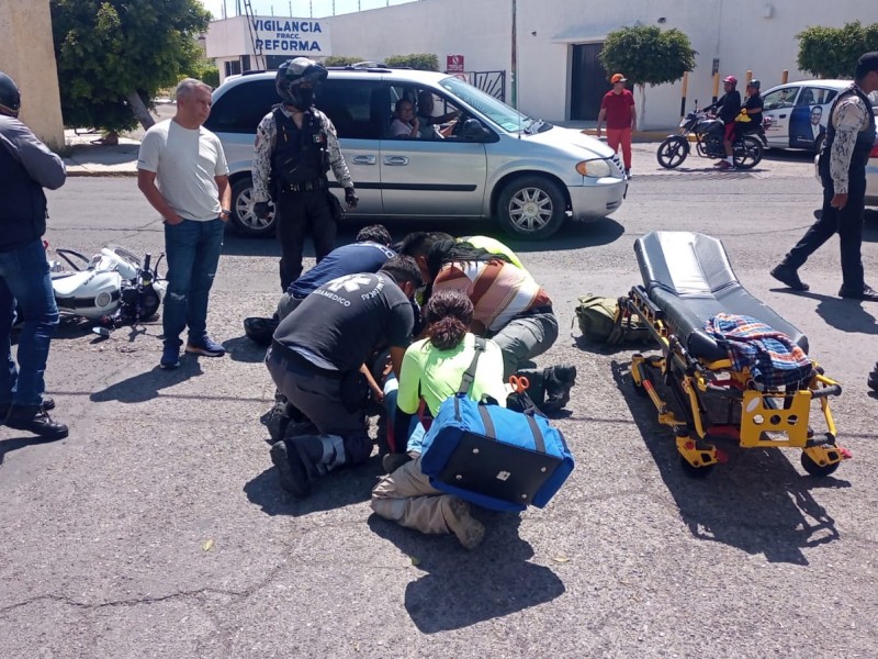 Motociclista lesionado al chocar de frente contra camioneta