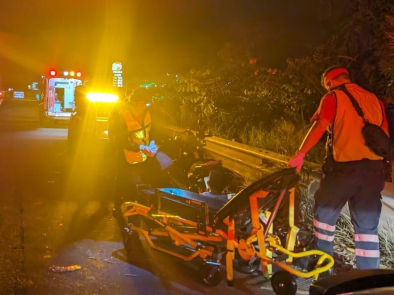 Motociclista lesionado tras caer en la autopista Guadalajara-Colima