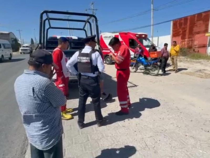 Motociclista lesionado tras chocar contra camioneta