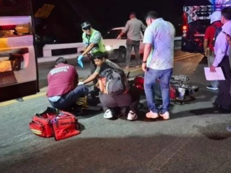 Motociclista menor de edad choca contra camión en Tehuantepec