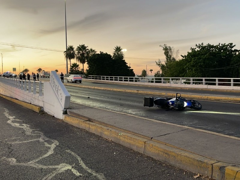 Motociclista muere al derrapar sobre el distribuidor vial del sector Infonavit Humaya