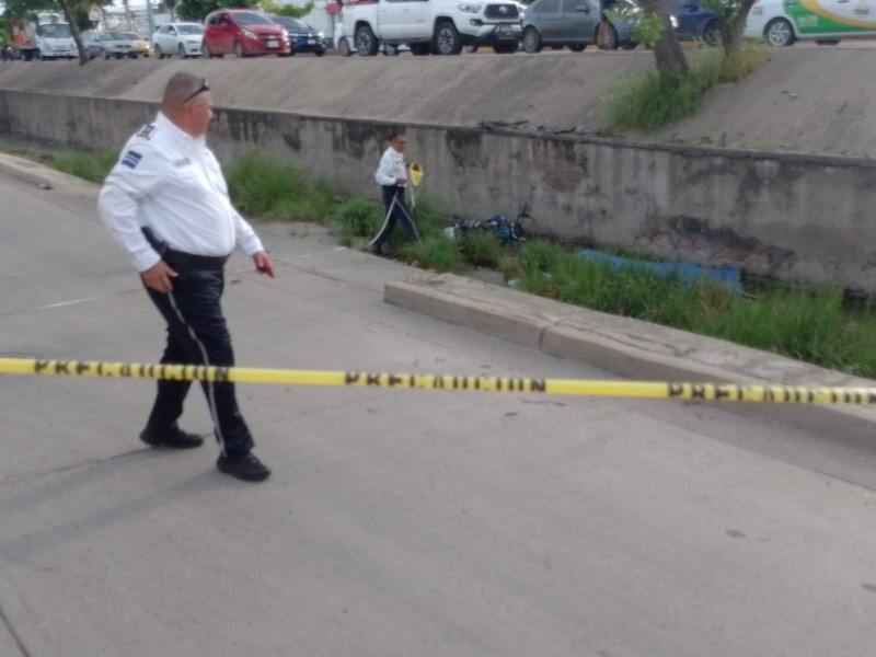 Motociclista muere tras caer a canal pluvial en Mazatlán