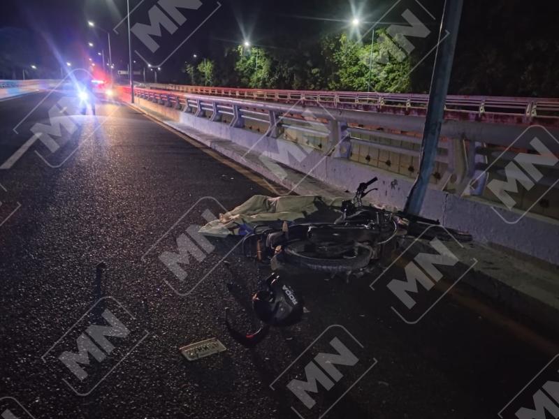 Motociclista muere tras chocar contra poste en Ixtapa | Meganoticias