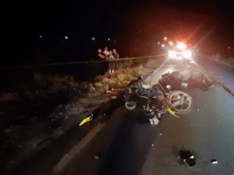 Motociclista muere tras choque con caballo Motociclista muere tras choque con caballo