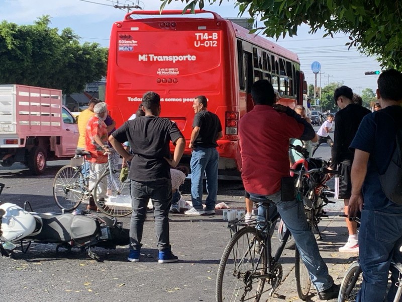 Motociclista murió atropellado por urbano