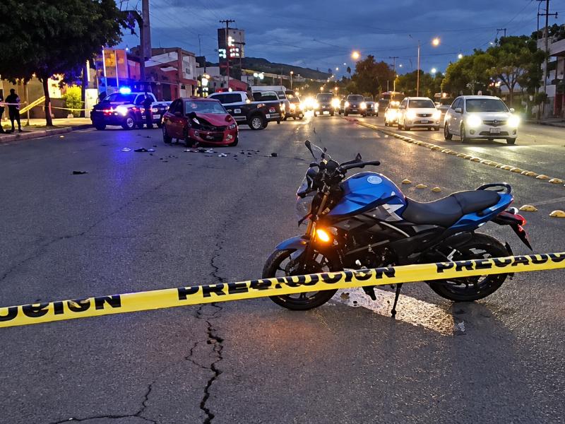 Motociclista queda grave tras choque en Villas de la Cantera