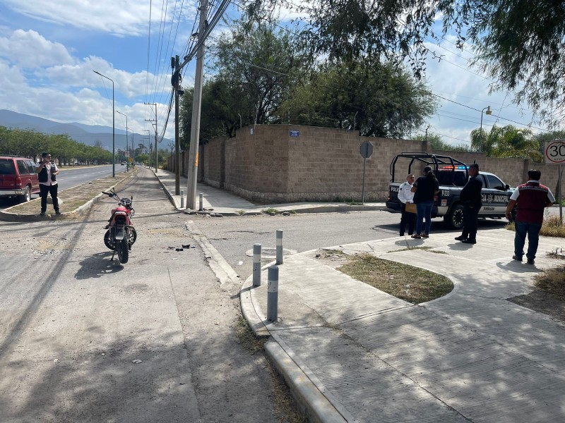 Motociclista queda lesionado tras impactarse contra pipa