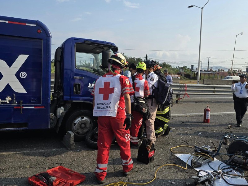 Motociclista queda prensado tras choque de camioneta