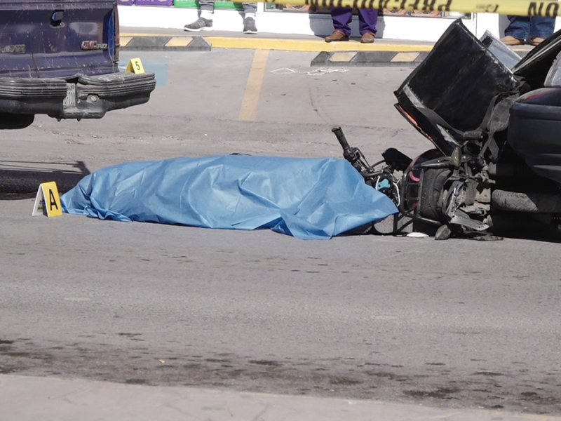 Motociclista repartidor muere prensado en Torreón