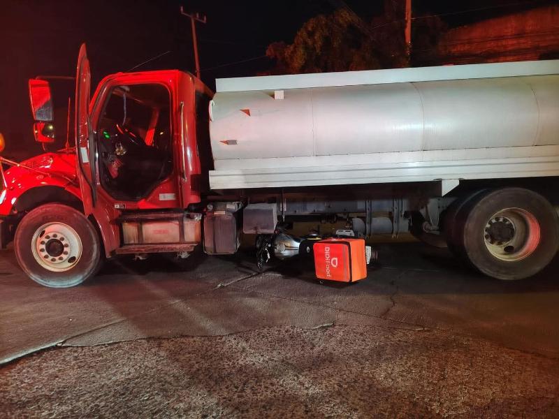 Motociclista repartidor queda debajo de una pipa tras accidente en Guadalajara
