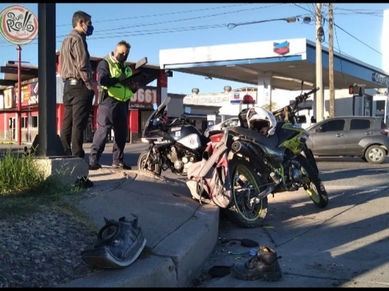 Motociclista resulta lesionado al participar en choque