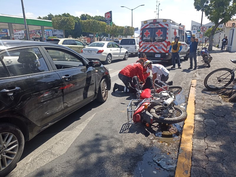 Motociclista resulta lesionado por percance