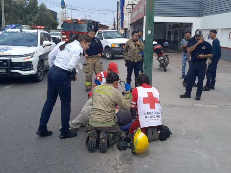Motociclista resulta lesionado tras chocar con vehículo de Bomberos