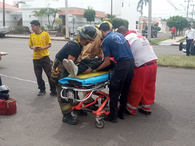 Motociclista resulta lesionado tras ser embestido por vehículo