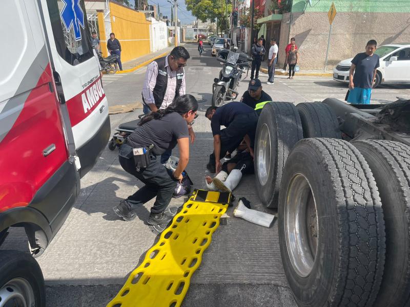 Motociclista resulta lesionado tras ser impactado por auto