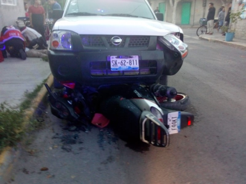 Motociclista resultó lesionado al chocar contra camioneta