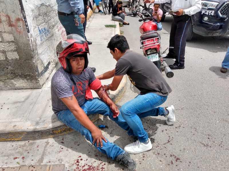 Motociclista resultó lesionado al ser impactado por camioneta