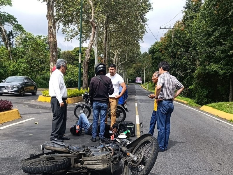 Motociclista resultó lesionado tras estrellarse contra automóvil en Xalapa