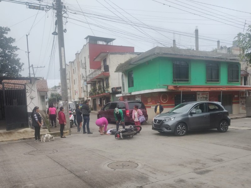 Motociclista sale lesionada tras choque en la colonia Revolución