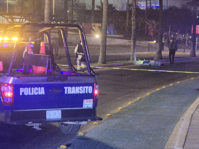 Motociclista se impacta con palmera y muere en Mazatlán