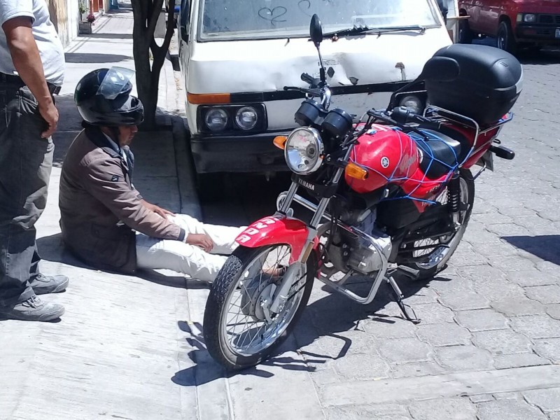 Motociclista se impacta contra camioneta