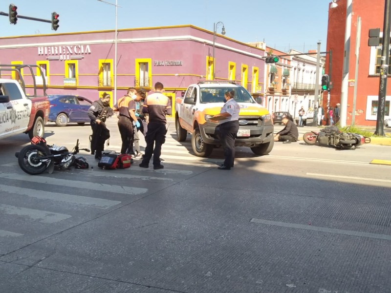 Motociclista se pasa el alto y provoca accidente