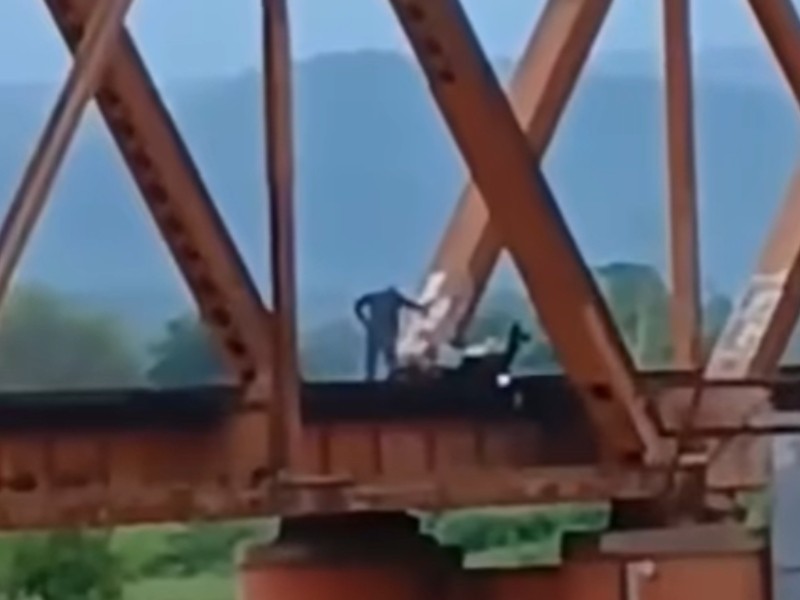 Motociclista se salva de ser arrollado por tren en Acaponeta