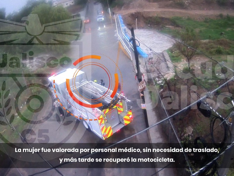 Motociclista sobrevive a la fuerza del agua en puente de Zapopan