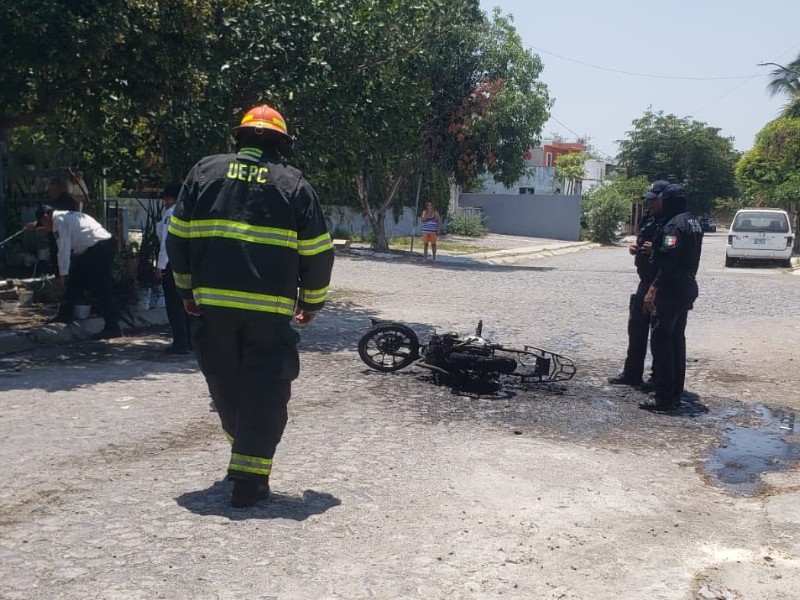 Motociclista sufre quemaduras durante accidente en calle de Nuevo Milenio