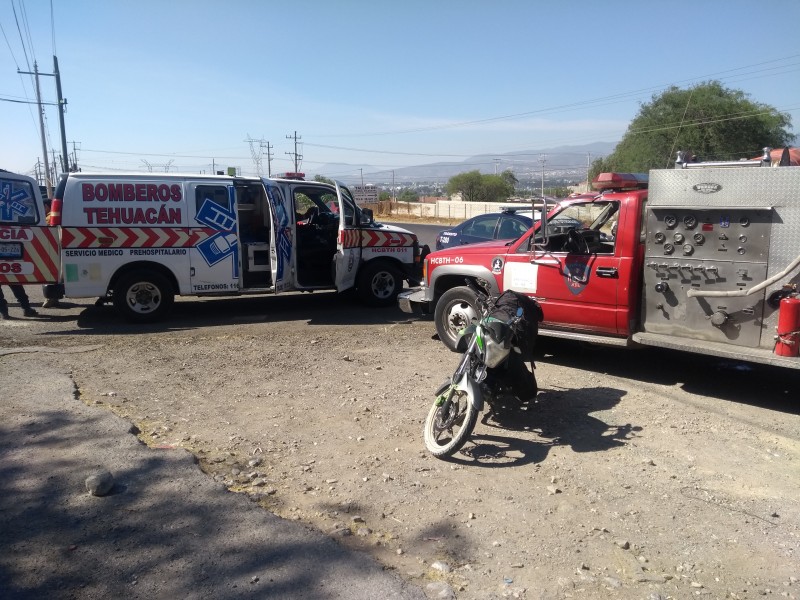 Motociclista sufrió fracturas al chocar en carretera federal
