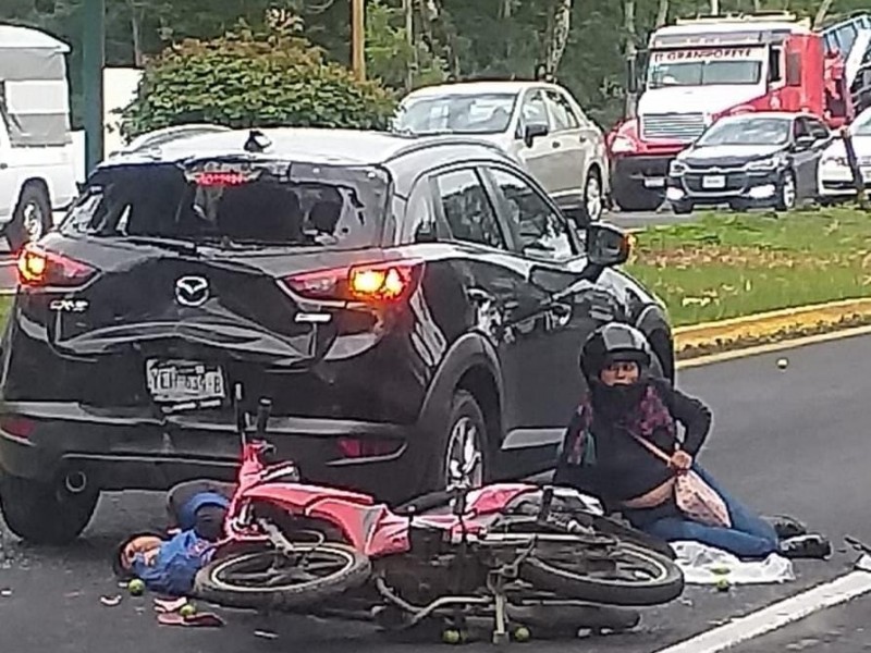 Motociclistas chocan contra camioneta en Lázaro Cárdenas