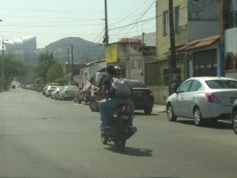 Motociclistas contra placas en chaleco