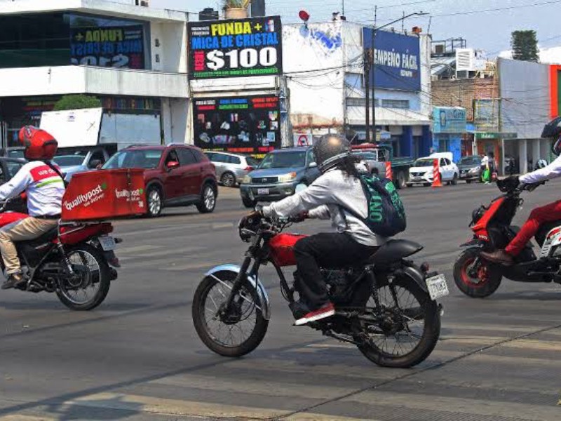 Motociclistas deberán vestir casco y chaleco para transportarse